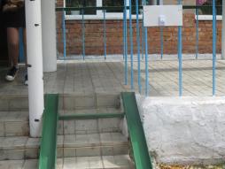 Пандус и кнопка вызова на входе в здание школы